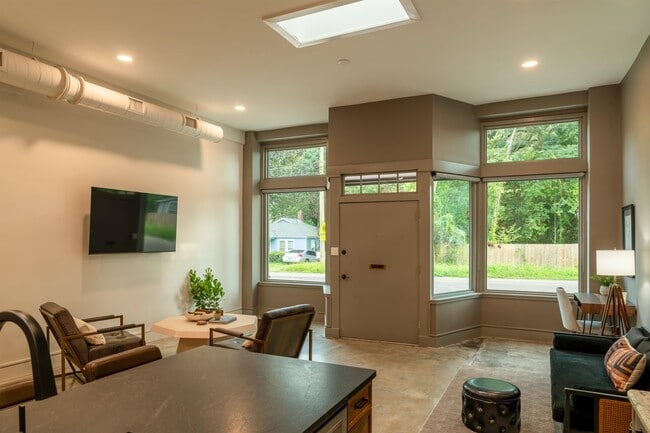 Building Photo - 612 W 8th Ave