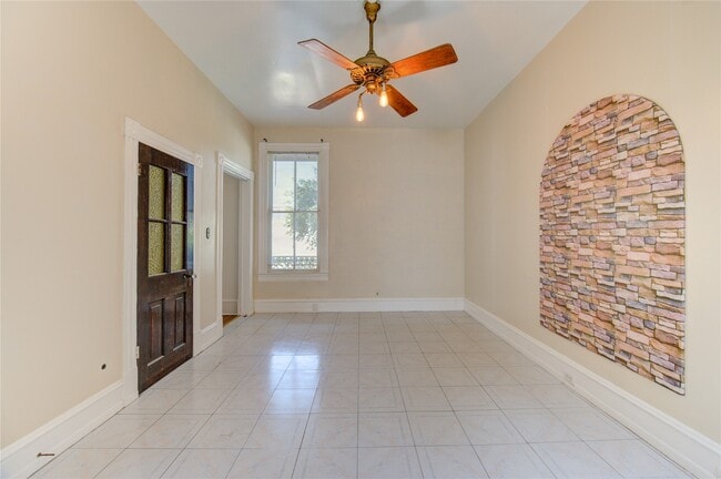 Building Photo - 1619 Ursuline St