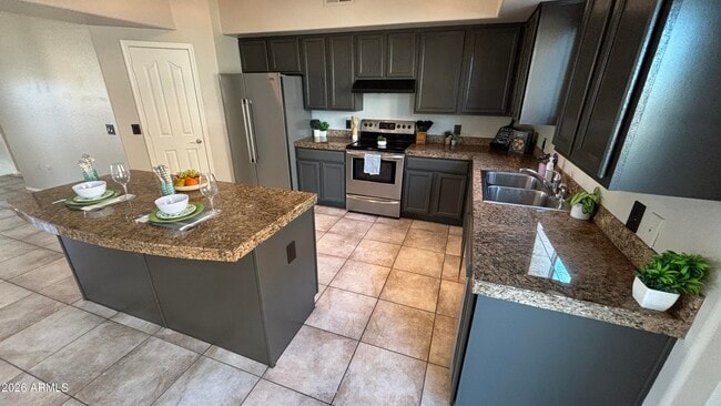 Building Photo - 3250 W Greenway Rd