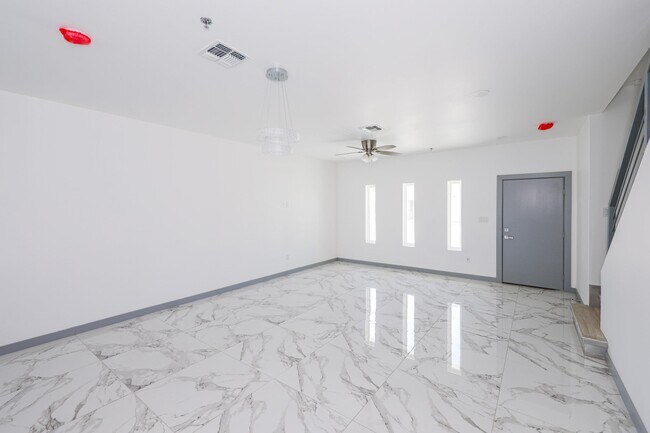Building Photo - 1011 Emerald Valley Dr