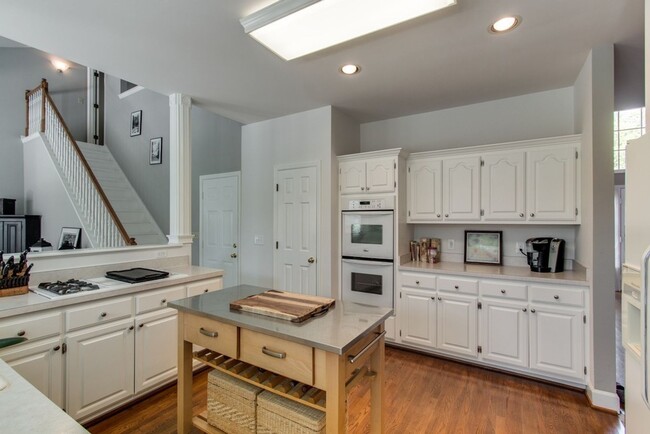 Building Photo - Spacious 4 Bed, 3 Bath Home in Convenientl...