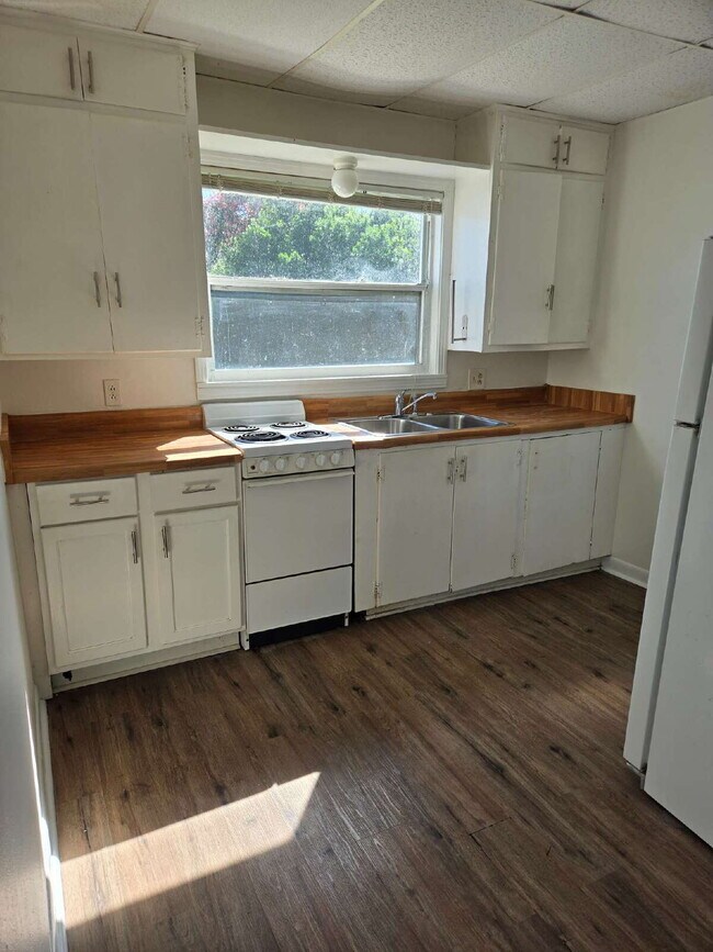 Building Photo - 202 Shepard Ave