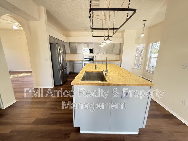 Building Photo - 12653 Longcrest Dr
