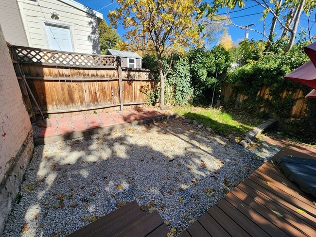 Building Photo - Amazing Avenues 2 bd house! Real Hardwood!