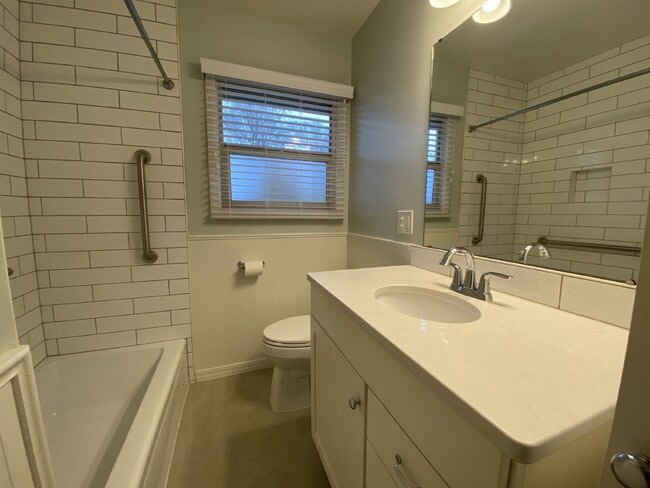 Building Photo - Charming 3-Bed, 2-Bath Gem with Fully Fenced Yard in Lynden