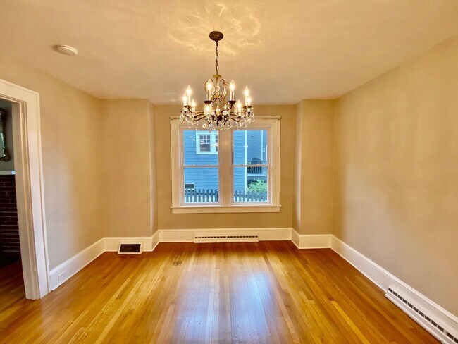 Building Photo - North Asheville - Renovated 1020's Charmer!