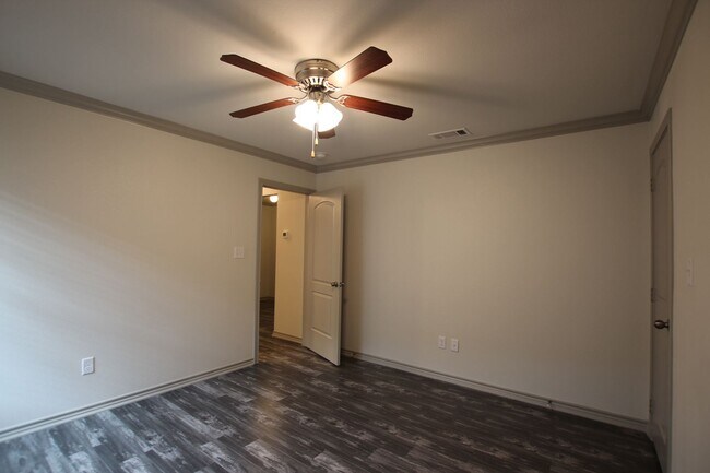 Building Photo - Beautiful 3 Bedroom 2 Bathroom Townhouse i...