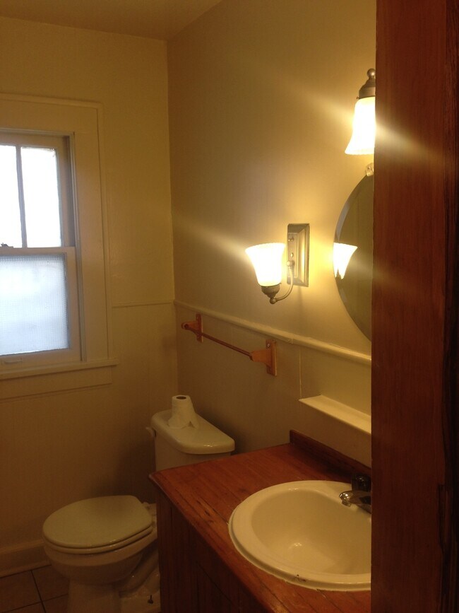 Building Photo - Spacious 3/BR, 1/Bath unit near MSU campus...