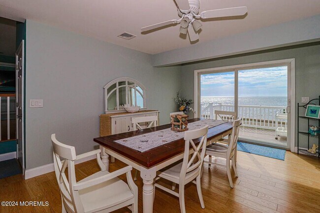 Building Photo - 1095 Island Dr