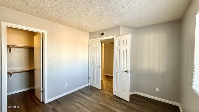 Building Photo - 2121 W Union Hills Dr