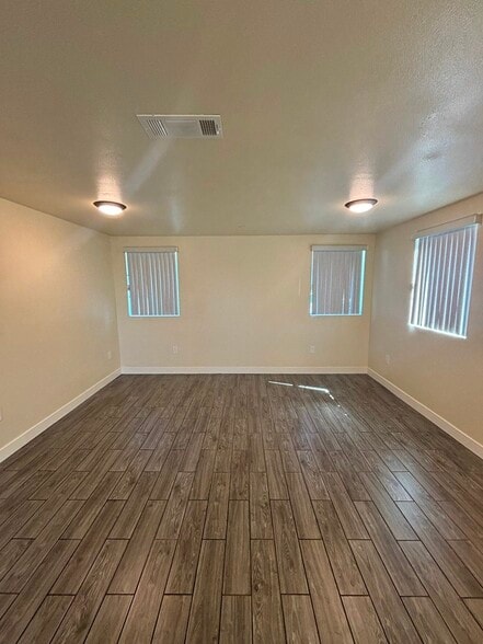 Building Photo - 407 E 70th St