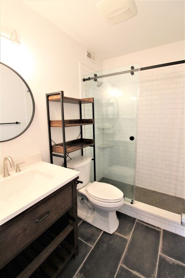Building Photo - (Coming Soon) 2 Bedroom Condo In South Park!