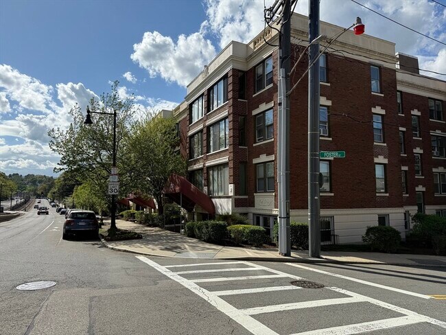 Building Photo - 2031 Commonwealth Ave