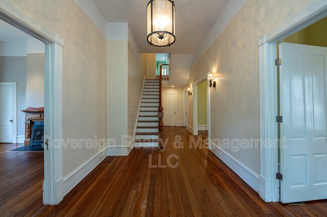 Building Photo - 765 Woodland Ave SE