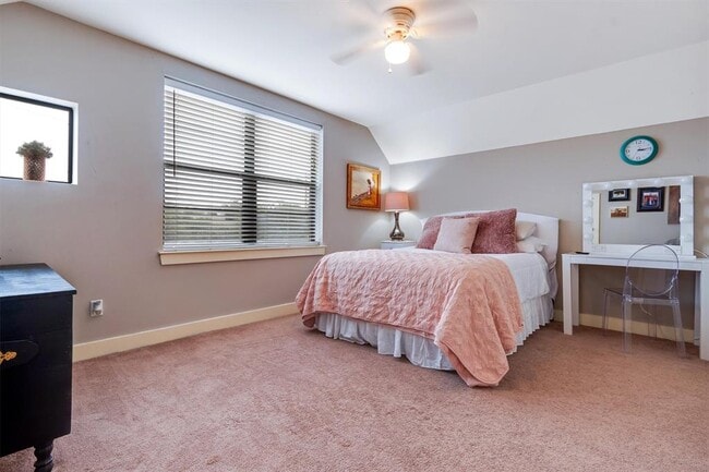 Building Photo - 1400 Cuernavaca Dr N