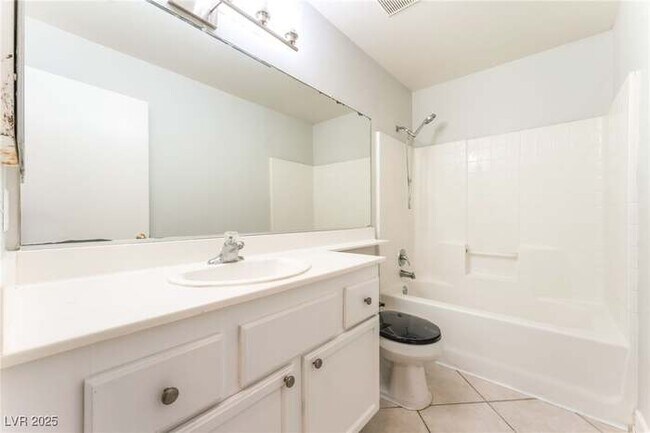 Building Photo - 2111 Hollow Oak Ave