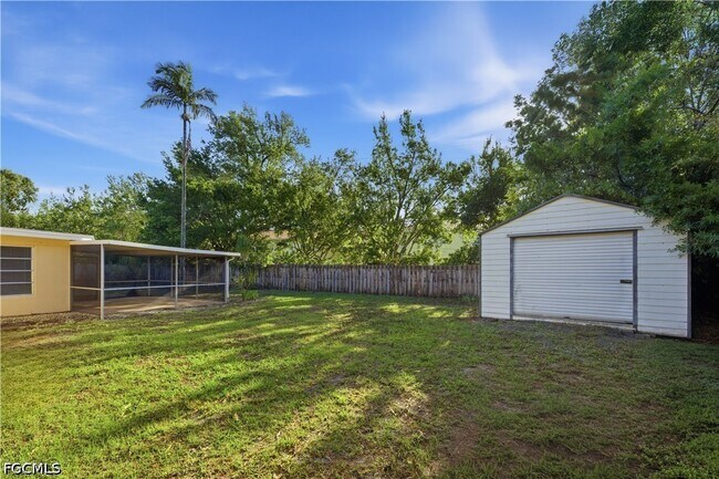 Building Photo - 4652 Siesta Cir