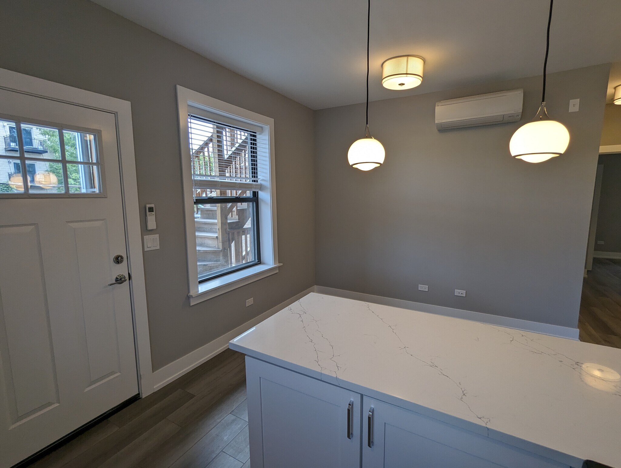 Building Photo - 3935 N Janssen Ave