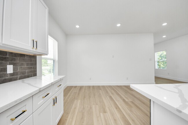 Building Photo - 801 E 32nd 1/2 St