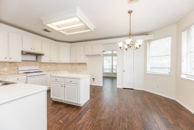 Building Photo - 910 Presley Way