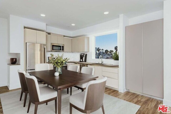 Building Photo - 453 S Kenmore Ave