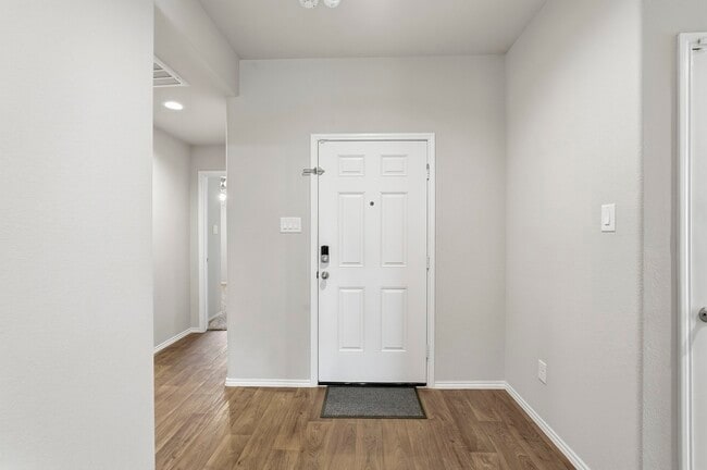 Building Photo - 3935 Country Club Dr