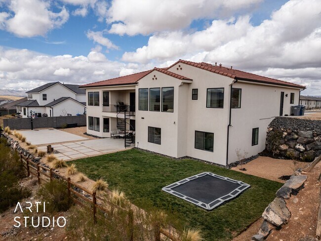 Building Photo - Beautiful 6 Bedroom 4.5 Bathroom Home in D...