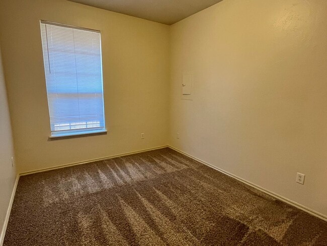 Building Photo - Great 3 Bed, 2 Bath Duplex In Edmond!!