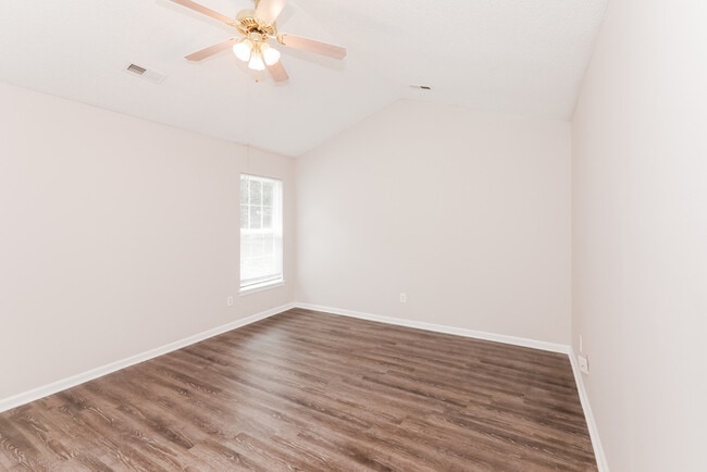 Building Photo - 709 Barbee Farm Dr