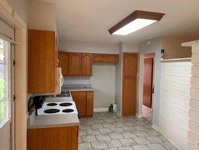 Building Photo - Lovely 3 bedroom 2 bath home