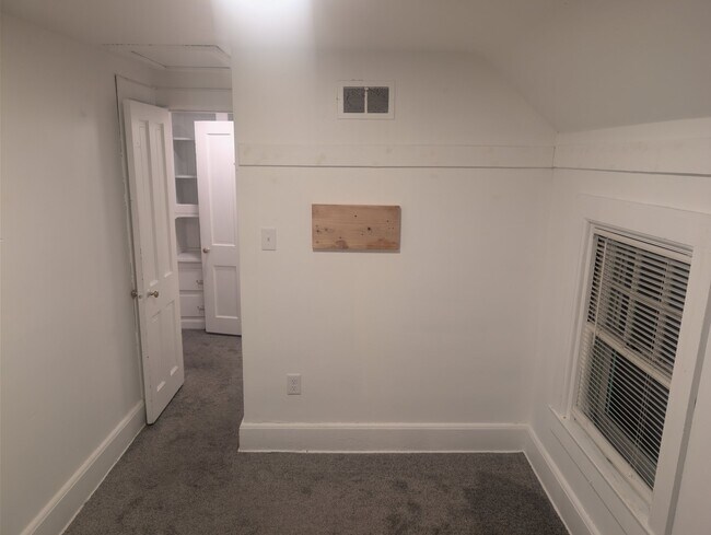 Building Photo - 1068 W Washington St
