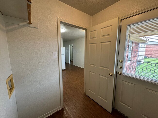 Building Photo - 3301 Barcelona Dr