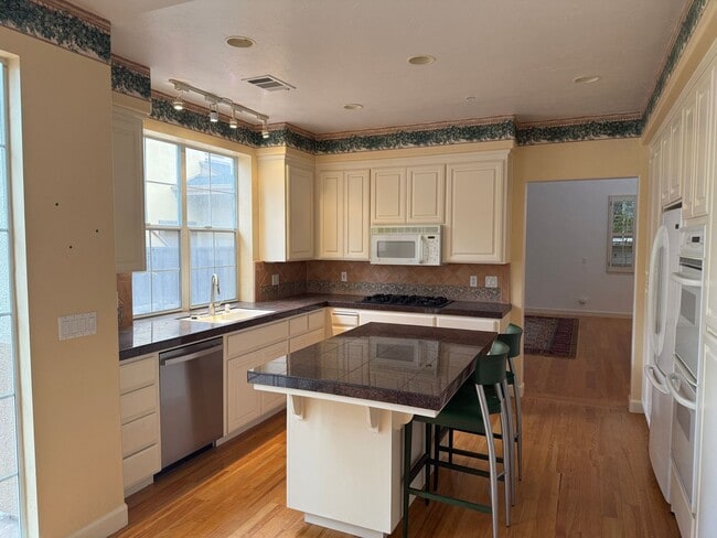 Building Photo - Los Altos Townhouse