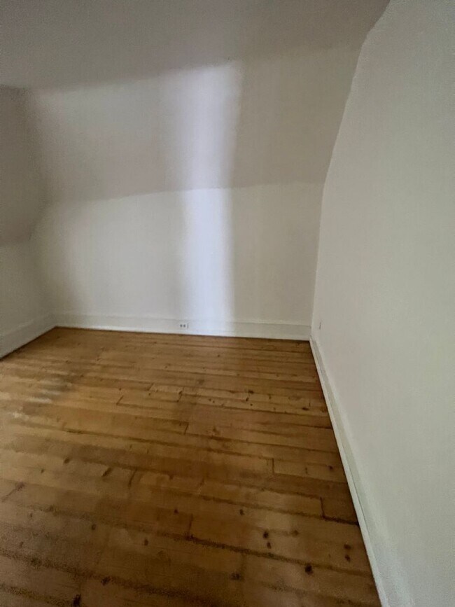 Building Photo - 52 Hickok Pl