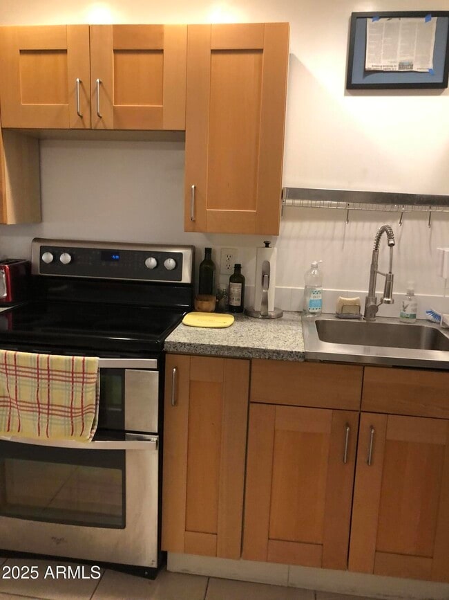 Building Photo - 2025 S Granada Dr