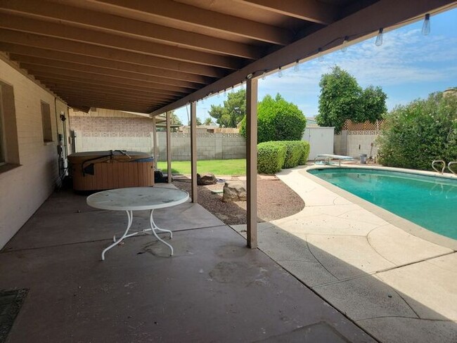 Building Photo - COMING SOON!! Ranch Style 3 bed/1.75 Bath,...