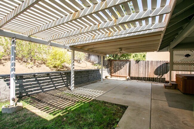 Building Photo - Gorgeous home with a 3 Car Garage!