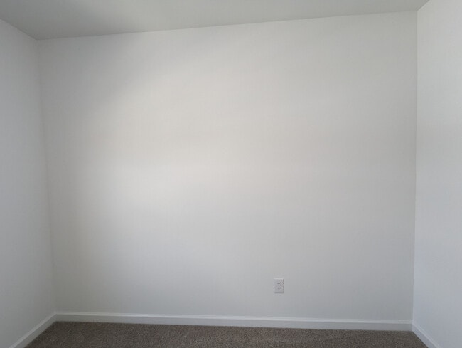 Building Photo - Room in Townhome on Scoter St