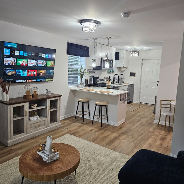 Building Photo - 822 S Kilbourne Rd