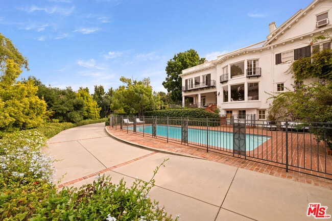 Building Photo - 1006 N Crescent Dr