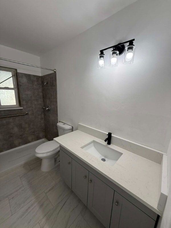 Building Photo - 333 E Linden St