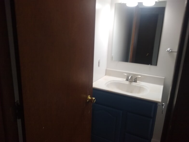 Hallway full bath - 2906 Southbridge Rd