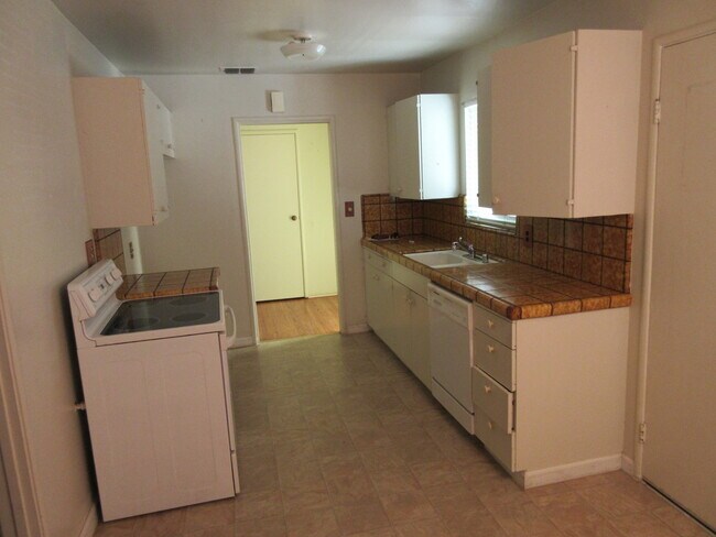 Building Photo - Comfortable  Foothill Farms Home near schools, parks, theatre, and Hwy 80.