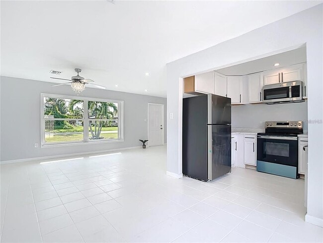 Building Photo - 3095 Pinetree St