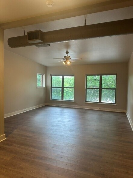 Building Photo - 1460 W Oleander St