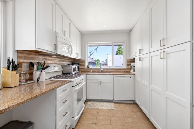 Building Photo - 4bd/2.75ba Seattle House