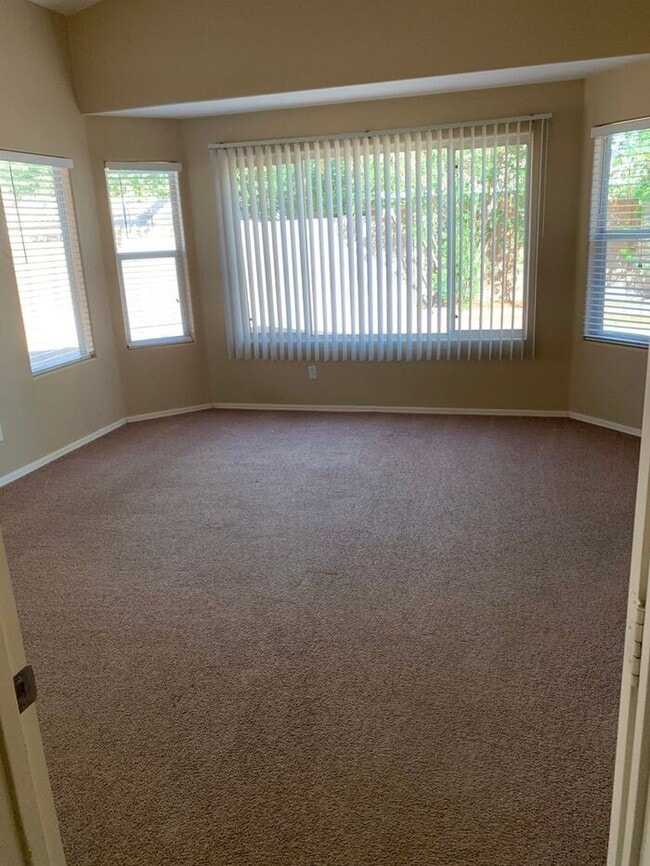 Building Photo - COMING SOON! Bright, Open Floorplan - Close to Freeways