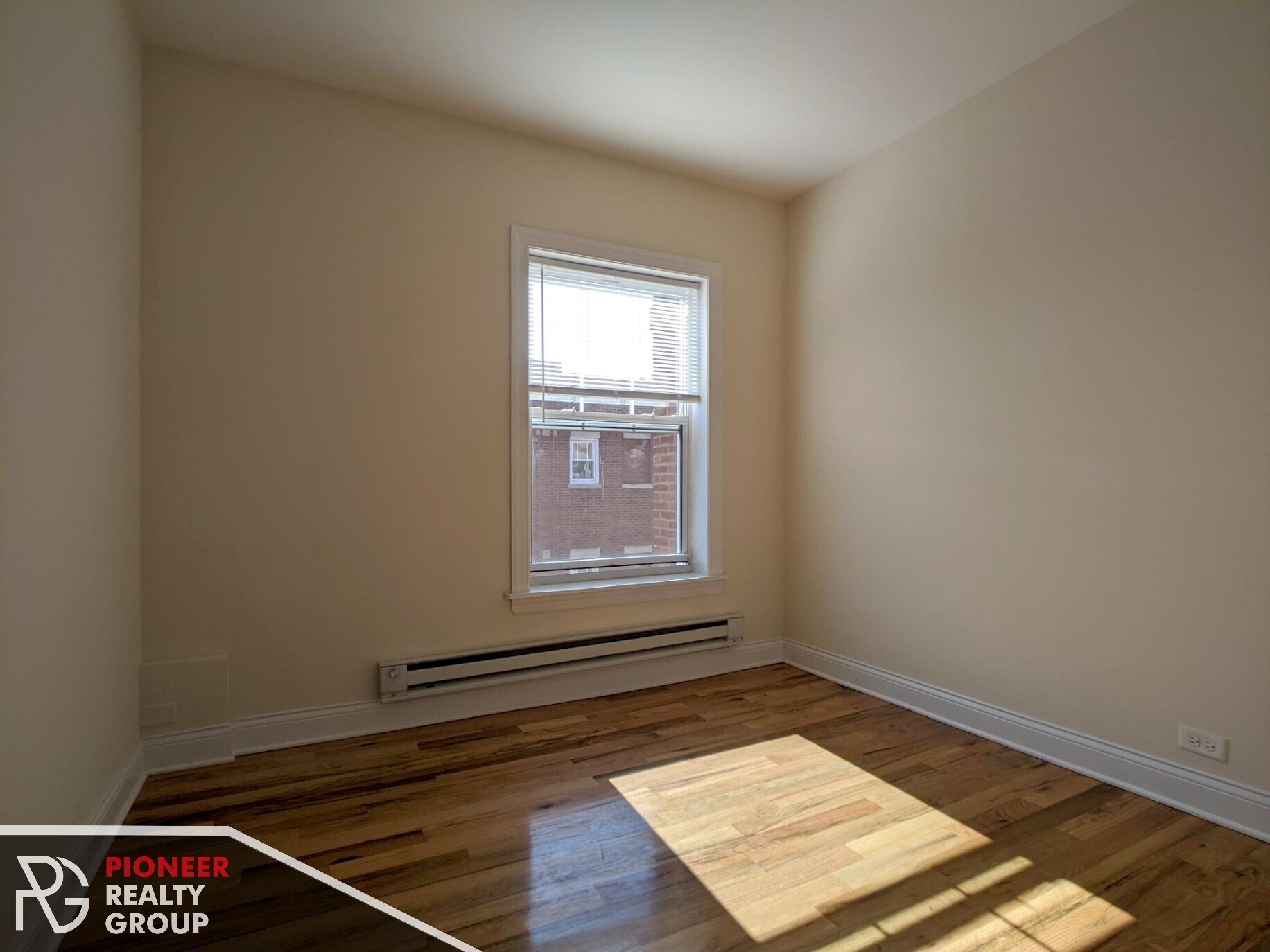 Building Photo - 949 W Cornelia Ave