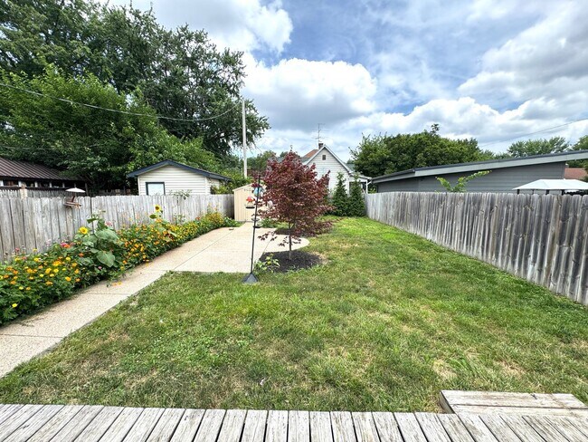 Building Photo - 1242 Cottage Ave