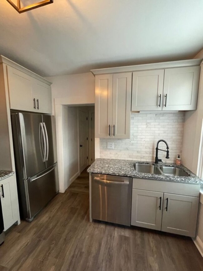 Building Photo - Newly Renovated 3 Bedroom in Lancaster! In...